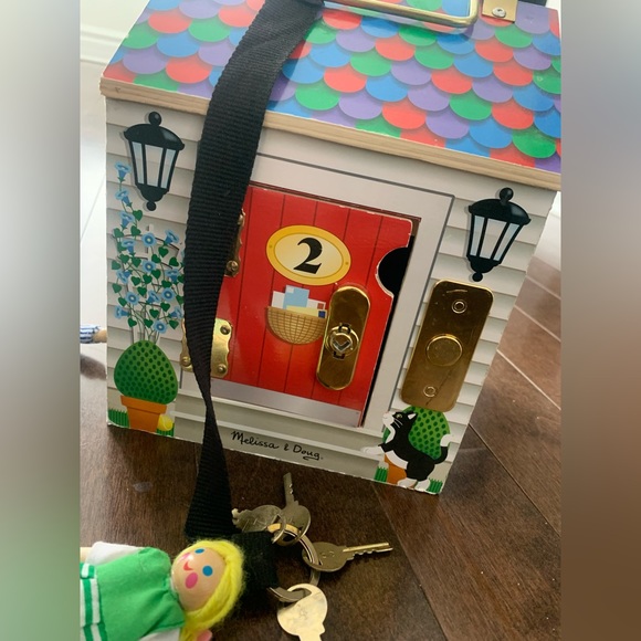 Melissa & Doug Wooden Doorbell House with characters - Picture 5 of 10